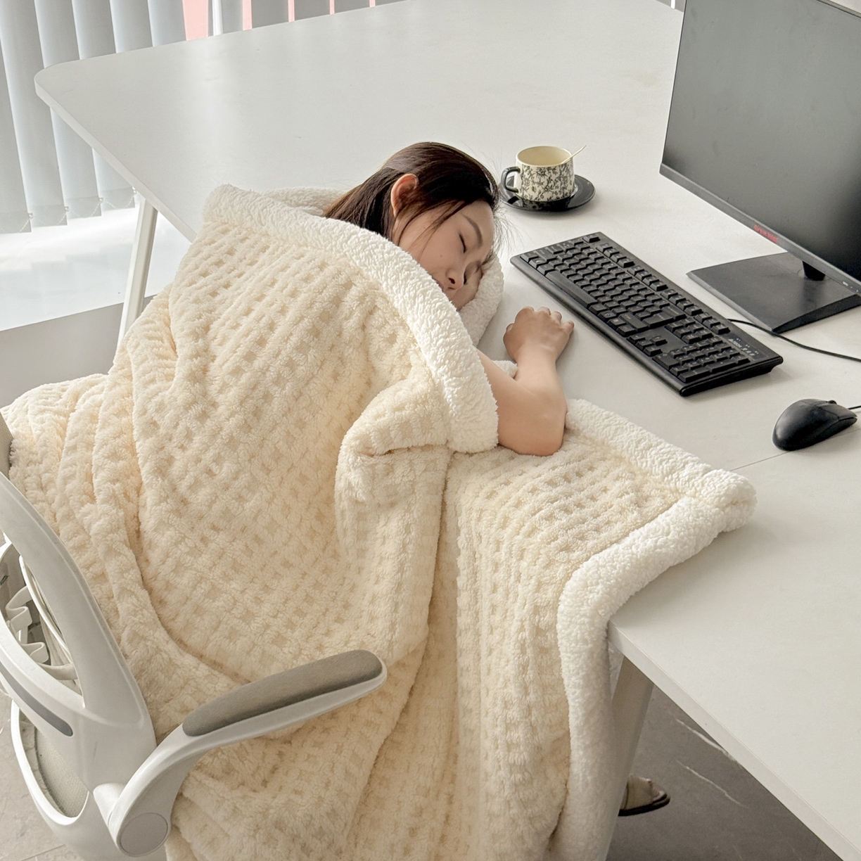 91家纺网 家纺一手货源 找家纺 欧邦 2025新款华夫格羊羔绒双层毯盖毯毯子-场景2 华夫格-米白