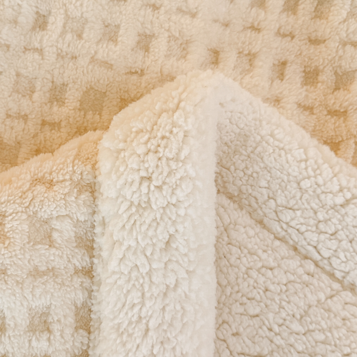 91家纺网 家纺一手货源 找家纺 欧邦 2025新款华夫格羊羔绒双层毯盖毯毯子-场景2 华夫格-米白