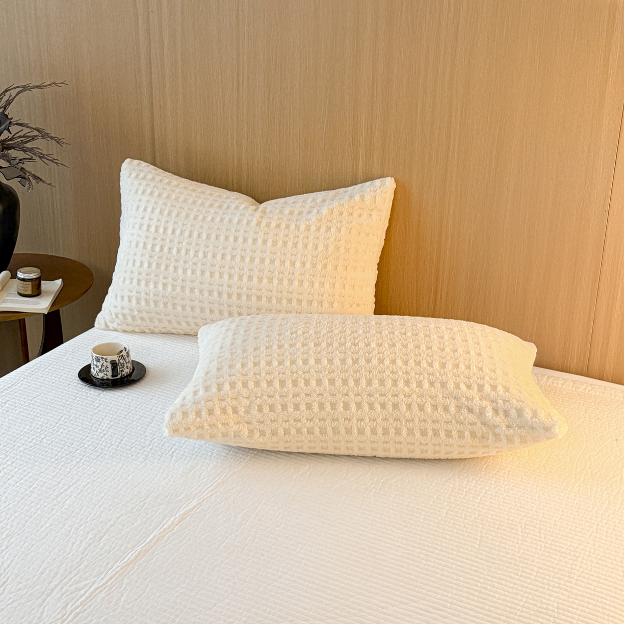 91家纺网 家纺一手货源 找家纺 欧邦 2025新款华夫格羊羔绒双层毯盖毯毯子-场景2 华夫格-米白