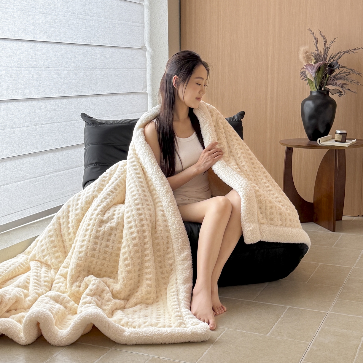 91家纺网 家纺一手货源 找家纺 欧邦 2025新款华夫格羊羔绒双层毯盖毯毯子-场景2 华夫格-米白