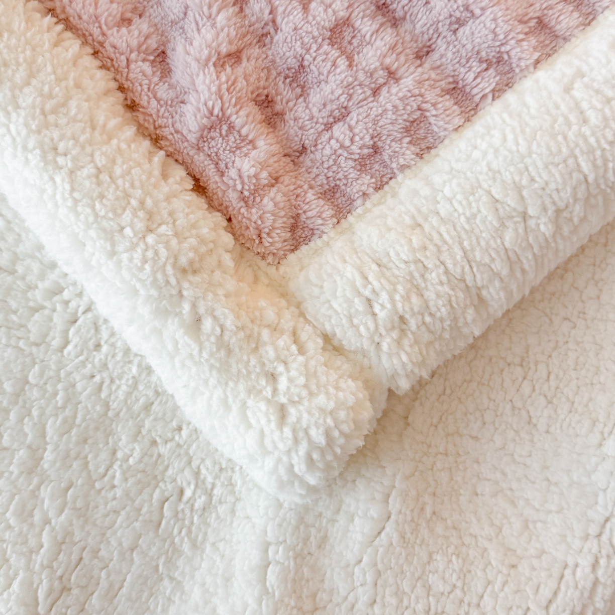 91家纺网 家纺一手货源 找家纺 欧邦 2025新款华夫格羊羔绒双层毯盖毯毯子-场景2 华夫格-浅粉
