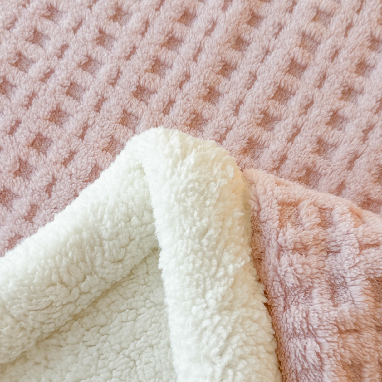 91家纺网 家纺一手货源 找家纺 欧邦 2025新款华夫格羊羔绒双层毯盖毯毯子-场景2 华夫格-浅粉