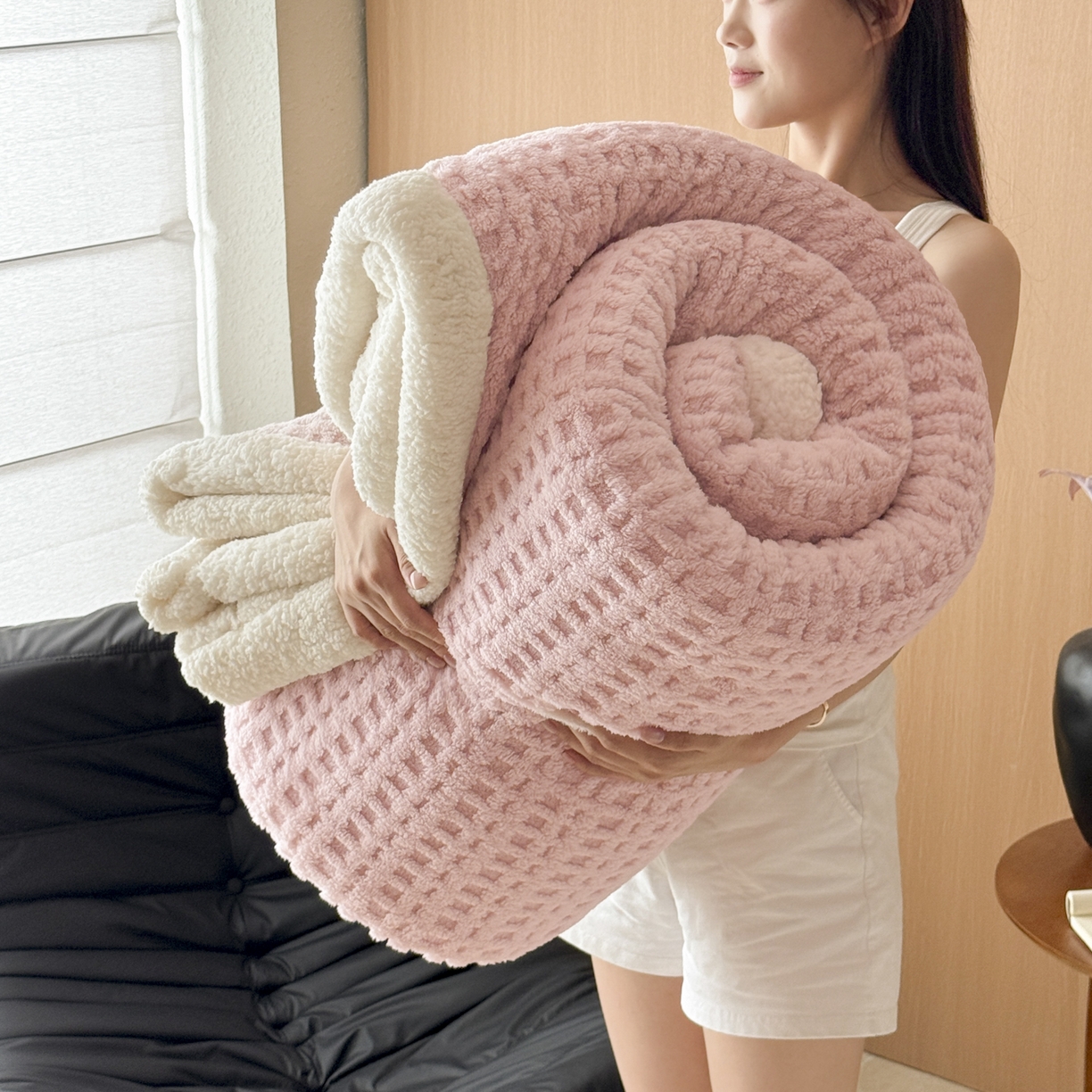 91家纺网 家纺一手货源 找家纺 欧邦 2025新款华夫格羊羔绒双层毯盖毯毯子-场景2 华夫格-浅粉
