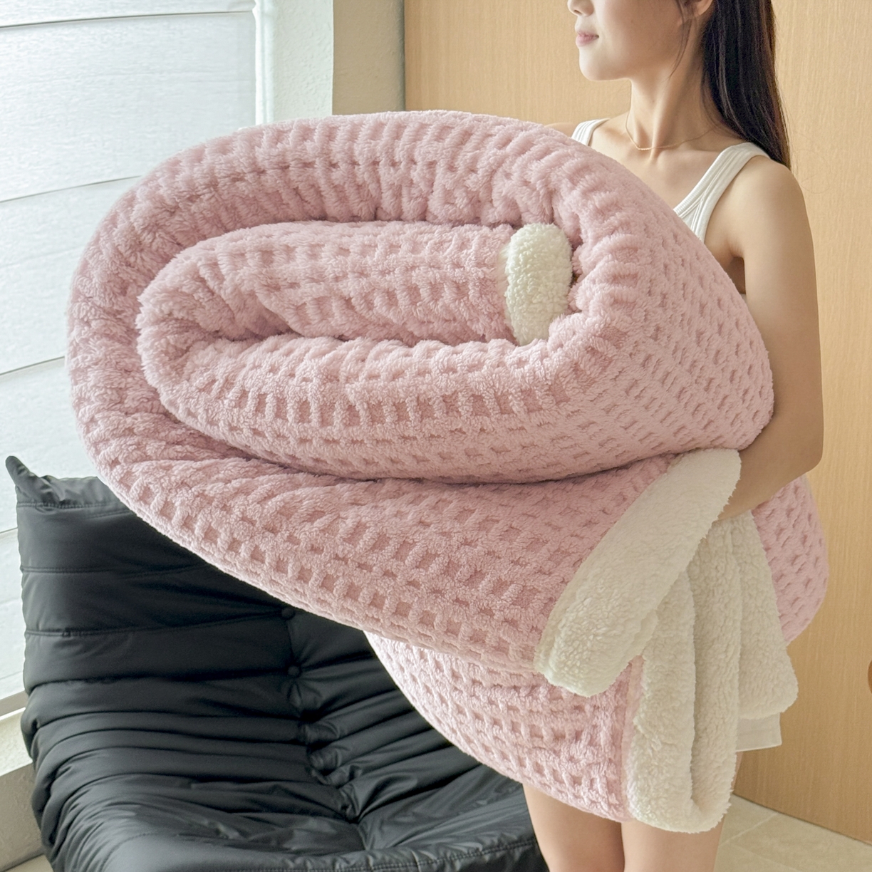 91家纺网 家纺一手货源 找家纺 欧邦 2025新款华夫格羊羔绒双层毯盖毯毯子-场景2 华夫格-浅粉