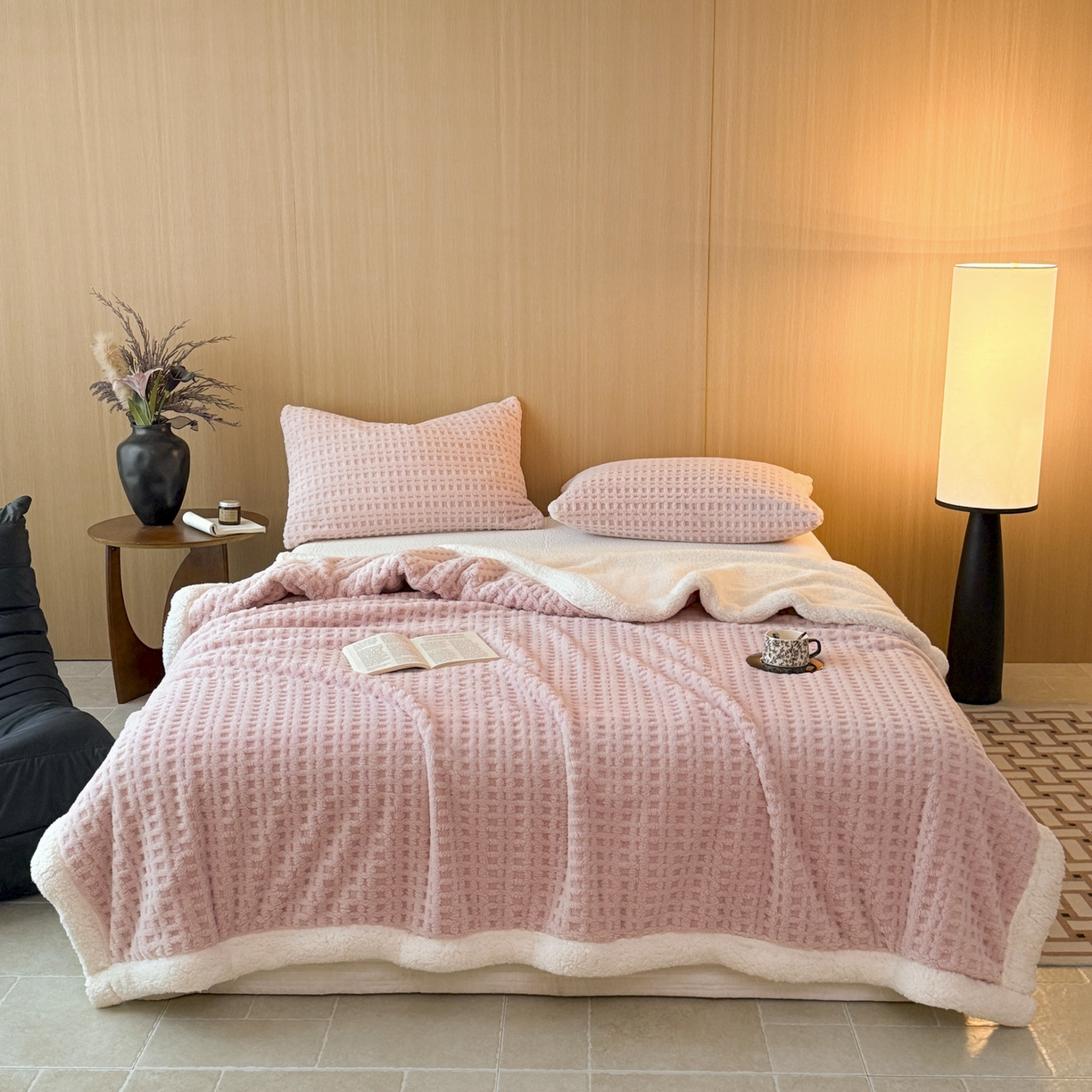 91家纺网 家纺一手货源 找家纺 欧邦 2025新款华夫格羊羔绒双层毯盖毯毯子-场景2 华夫格-浅粉