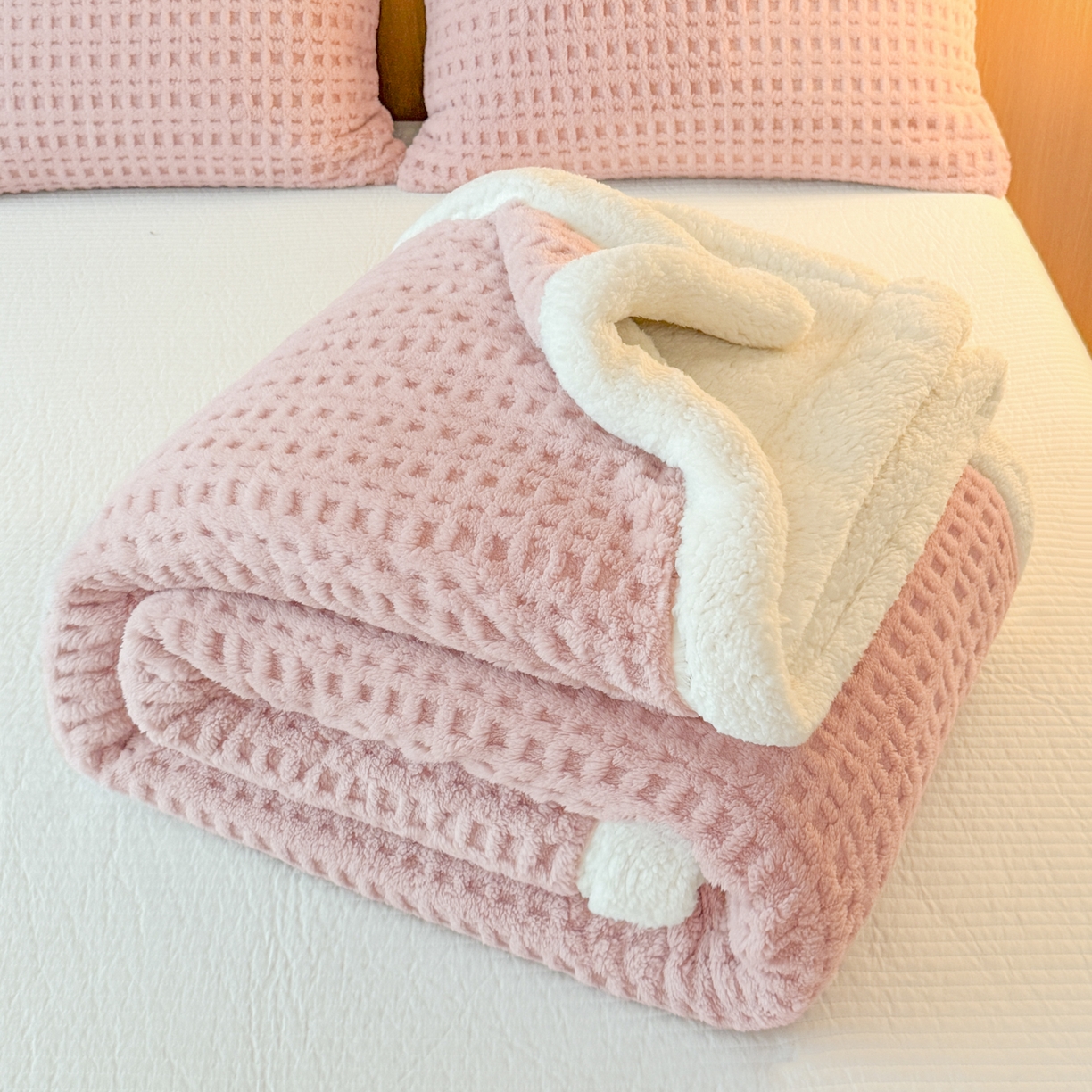 91家纺网 家纺一手货源 找家纺 欧邦 2025新款华夫格羊羔绒双层毯盖毯毯子-场景2 华夫格-浅粉