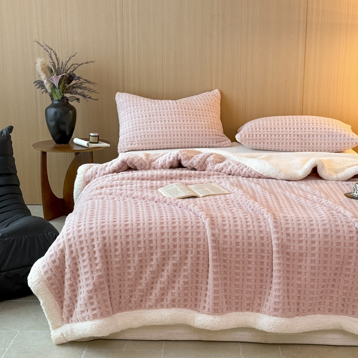 91家纺网 家纺一手货源 找家纺 欧邦 2025新款华夫格羊羔绒双层毯盖毯毯子-场景2 华夫格-浅粉