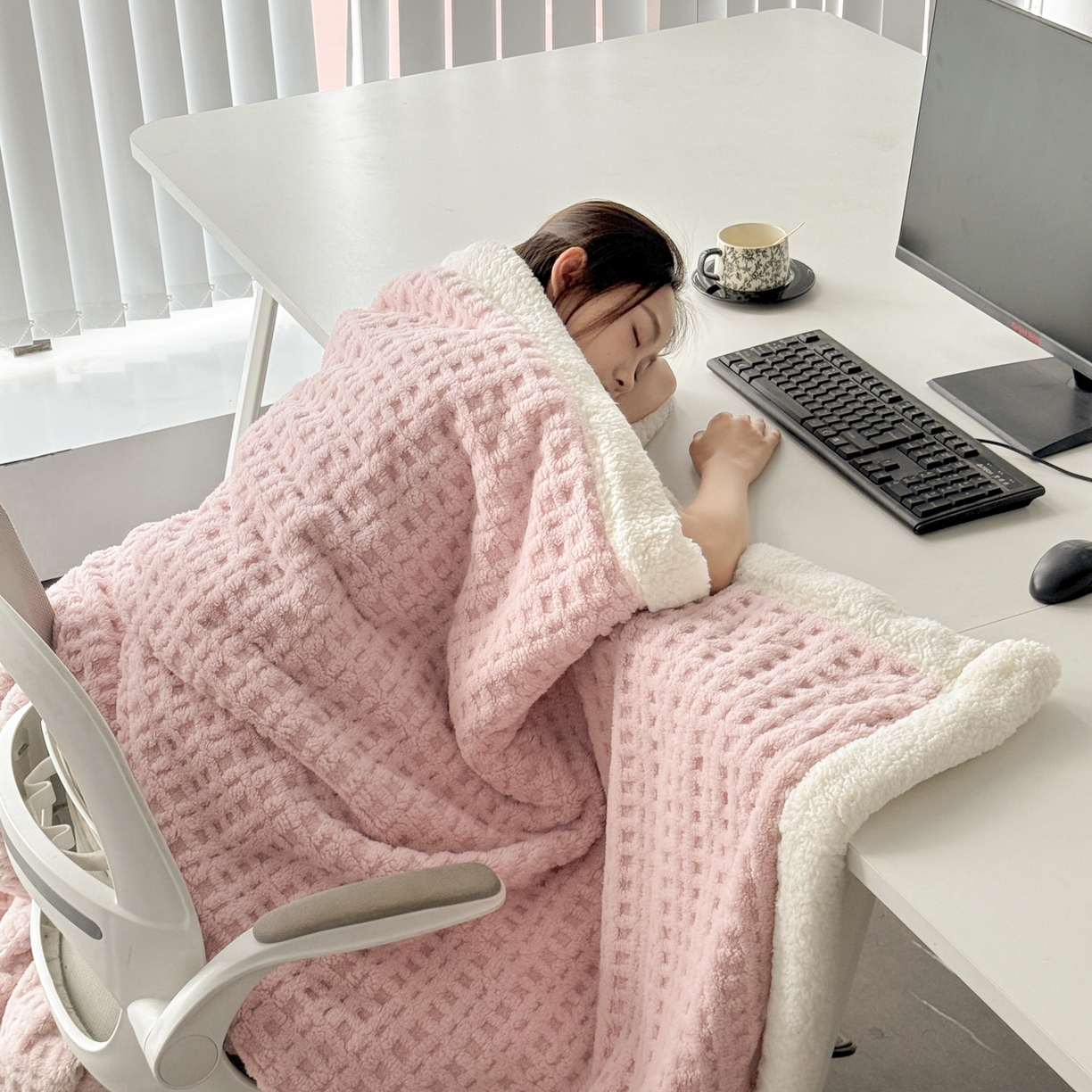 91家纺网 家纺一手货源 找家纺 欧邦 2025新款华夫格羊羔绒双层毯盖毯毯子-场景2 华夫格-浅粉