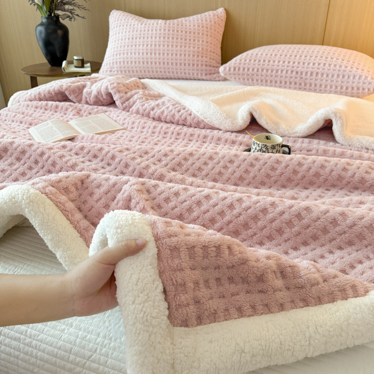 91家纺网 家纺一手货源 找家纺 欧邦 2025新款华夫格羊羔绒双层毯盖毯毯子-场景2 华夫格-浅粉
