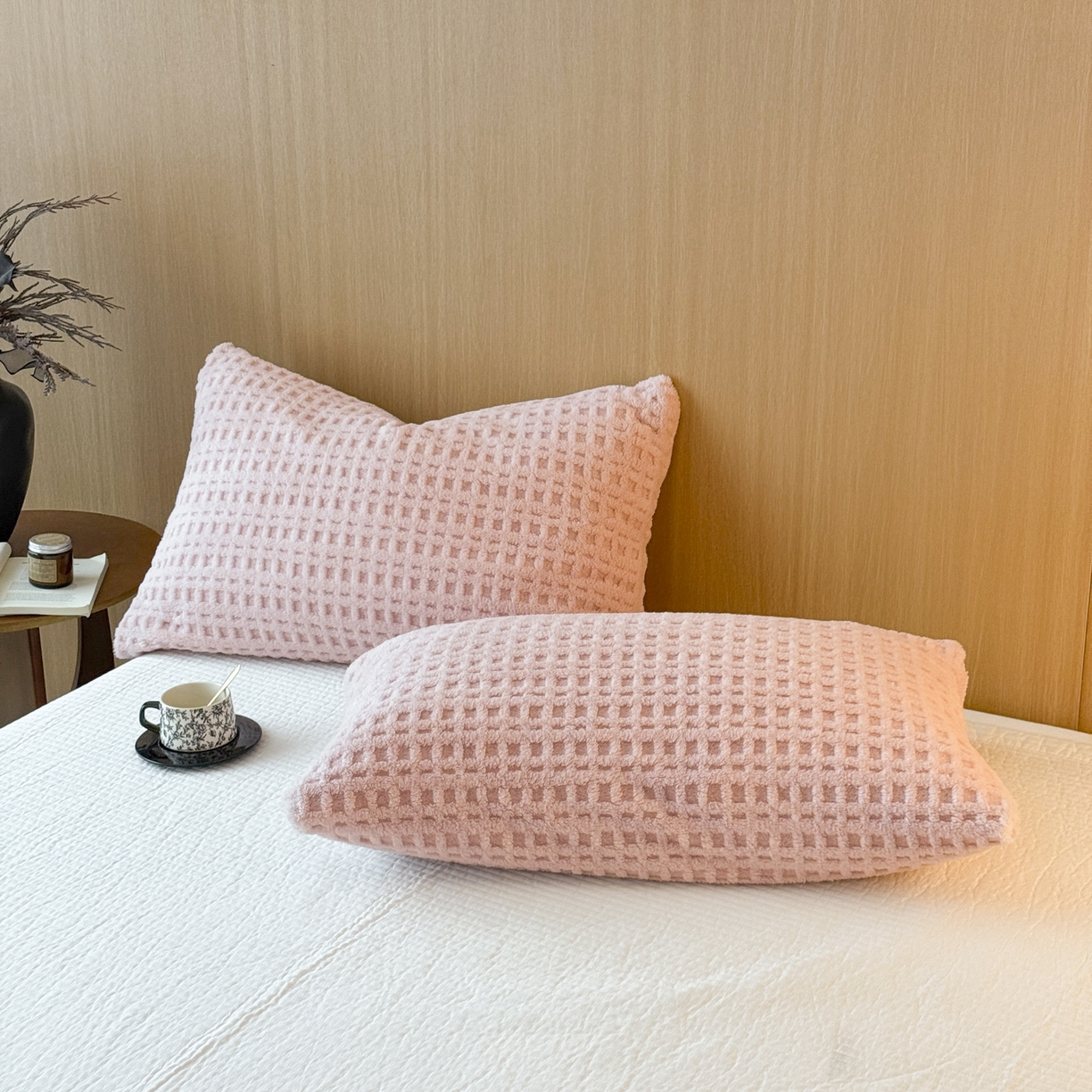 91家纺网 家纺一手货源 找家纺 欧邦 2025新款华夫格羊羔绒双层毯盖毯毯子-场景2 华夫格-浅粉