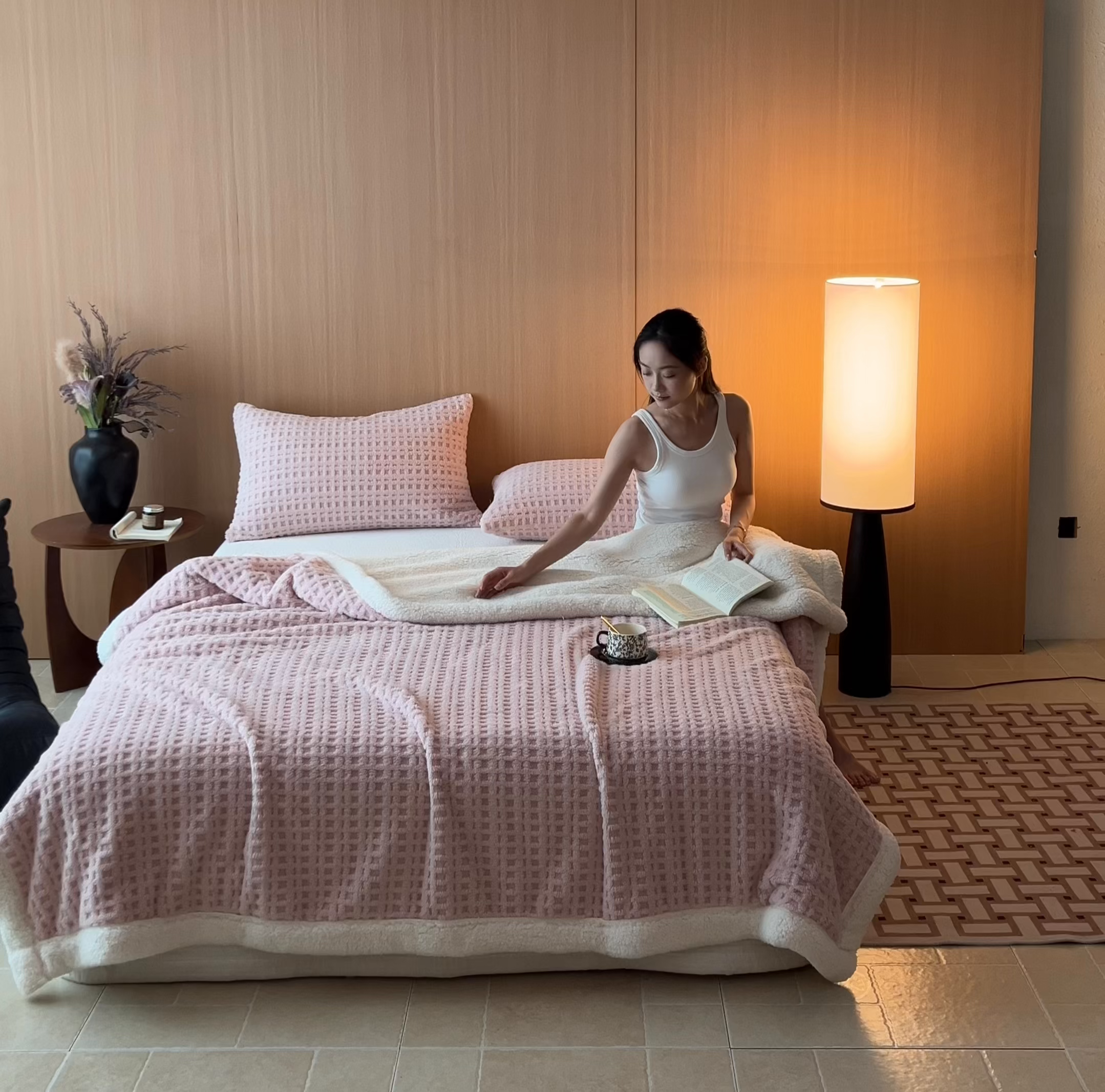 91家纺网 家纺一手货源 找家纺 欧邦 2025新款华夫格羊羔绒双层毯盖毯毯子-场景2 华夫格-浅粉