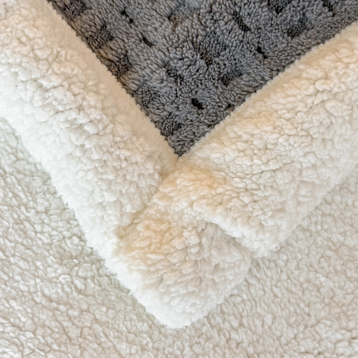 91家纺网 家纺一手货源 找家纺 欧邦 2025新款华夫格羊羔绒双层毯盖毯毯子-场景2 华夫格-深灰