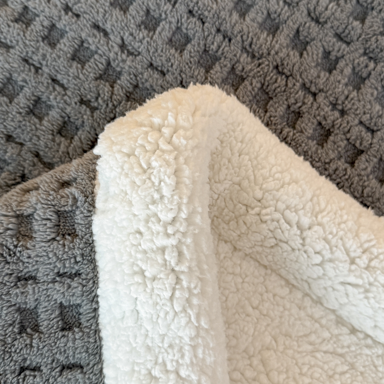 91家纺网 家纺一手货源 找家纺 欧邦 2025新款华夫格羊羔绒双层毯盖毯毯子-场景2 华夫格-深灰