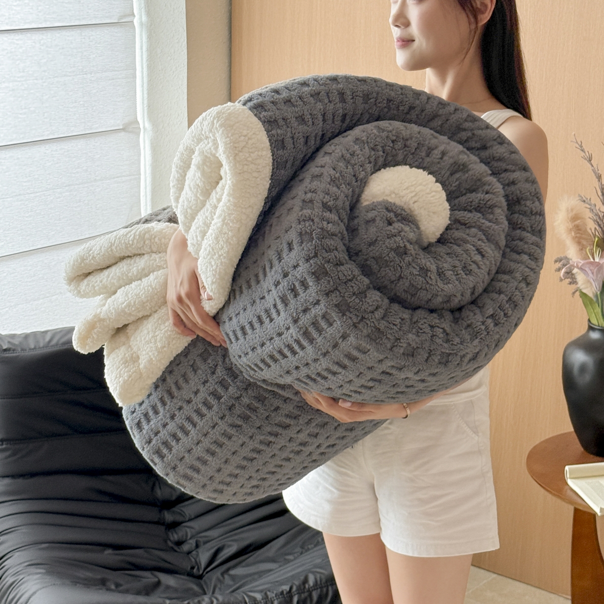 91家纺网 家纺一手货源 找家纺 欧邦 2025新款华夫格羊羔绒双层毯盖毯毯子-场景2 华夫格-深灰