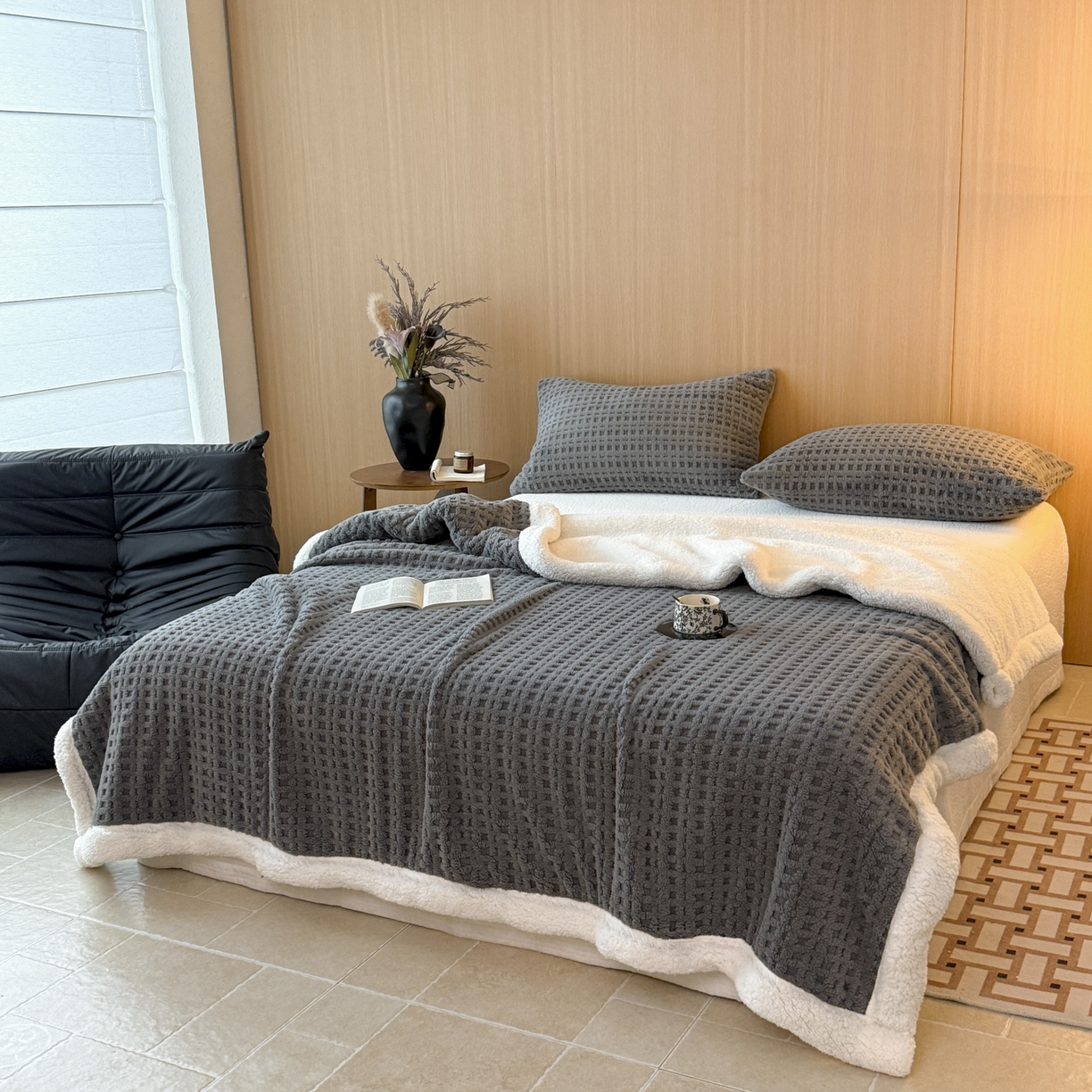 91家纺网 家纺一手货源 找家纺 欧邦 2025新款华夫格羊羔绒双层毯盖毯毯子-场景2 华夫格-深灰