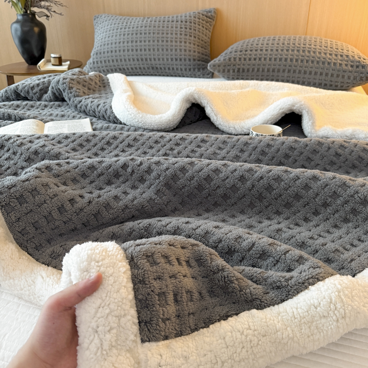 91家纺网 家纺一手货源 找家纺 欧邦 2025新款华夫格羊羔绒双层毯盖毯毯子-场景2 华夫格-深灰
