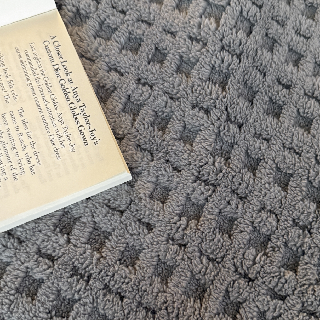 91家纺网 家纺一手货源 找家纺 欧邦 2025新款华夫格羊羔绒双层毯盖毯毯子-场景2 华夫格-深灰