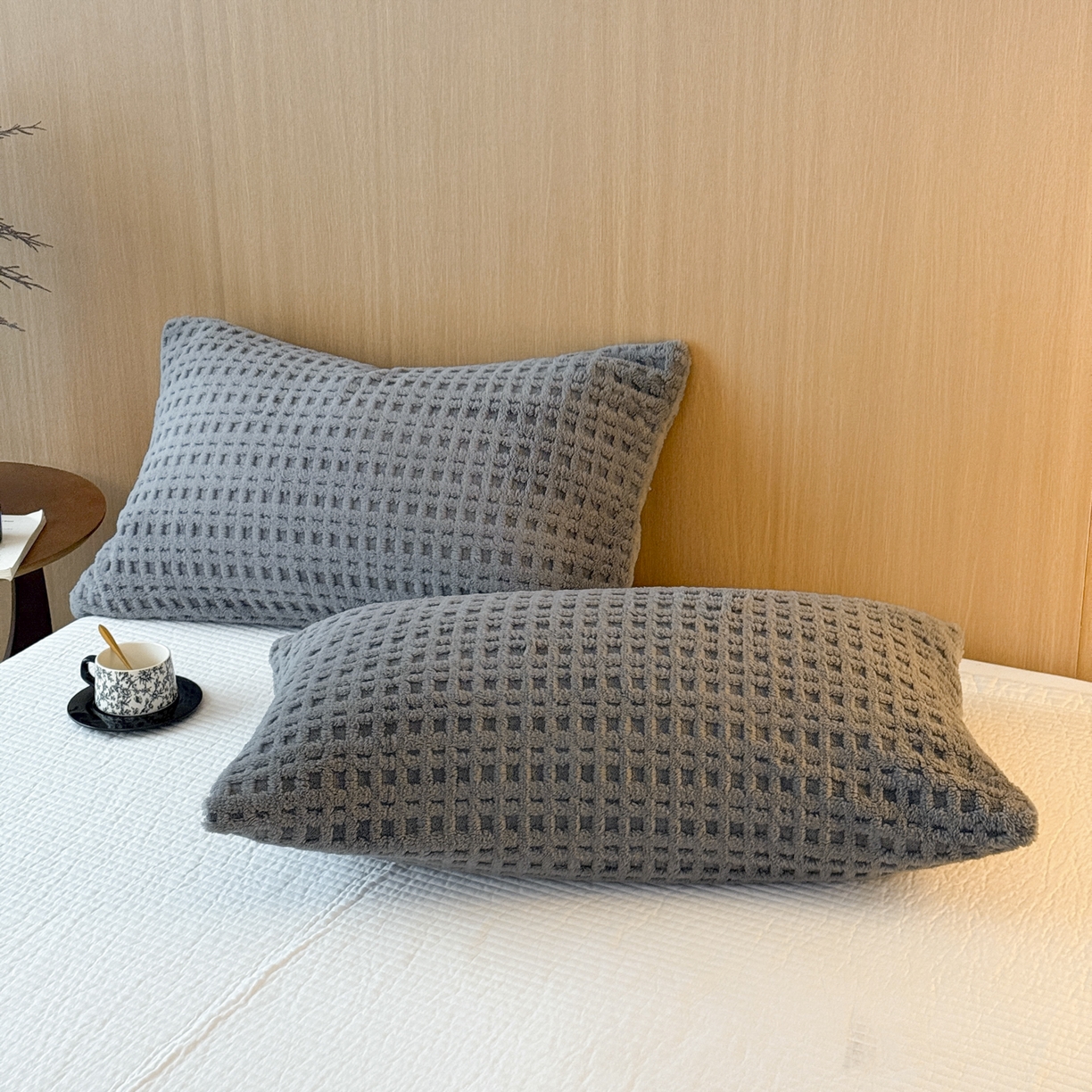 91家纺网 家纺一手货源 找家纺 欧邦 2025新款华夫格羊羔绒双层毯盖毯毯子-场景2 华夫格-深灰