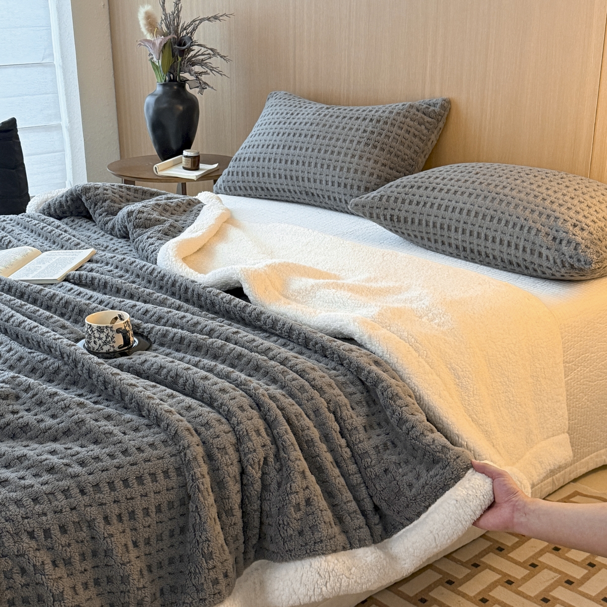 91家纺网 家纺一手货源 找家纺 欧邦 2025新款华夫格羊羔绒双层毯盖毯毯子-场景2 华夫格-深灰