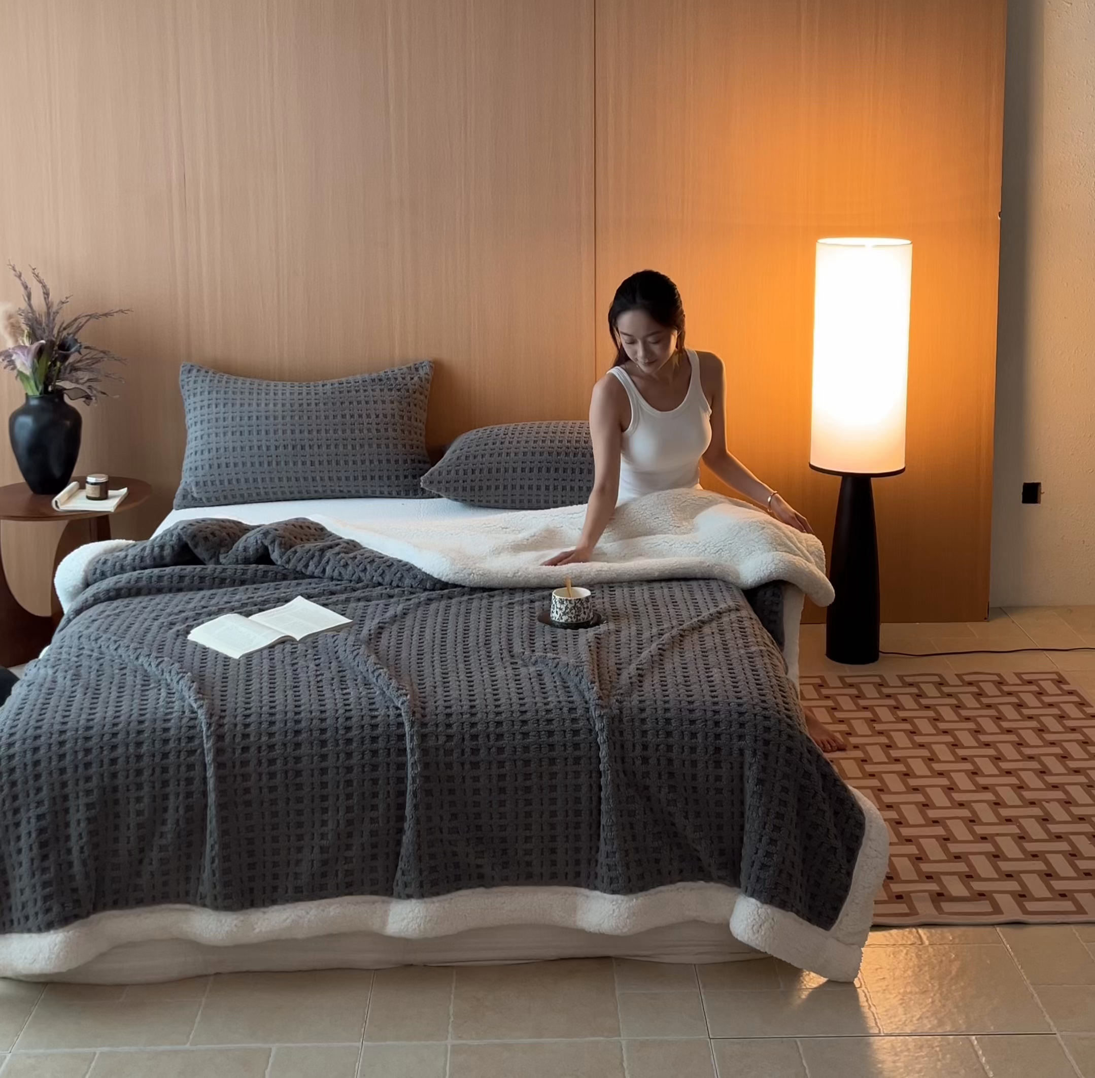 91家纺网 家纺一手货源 找家纺 欧邦 2025新款华夫格羊羔绒双层毯盖毯毯子-场景2 华夫格-深灰