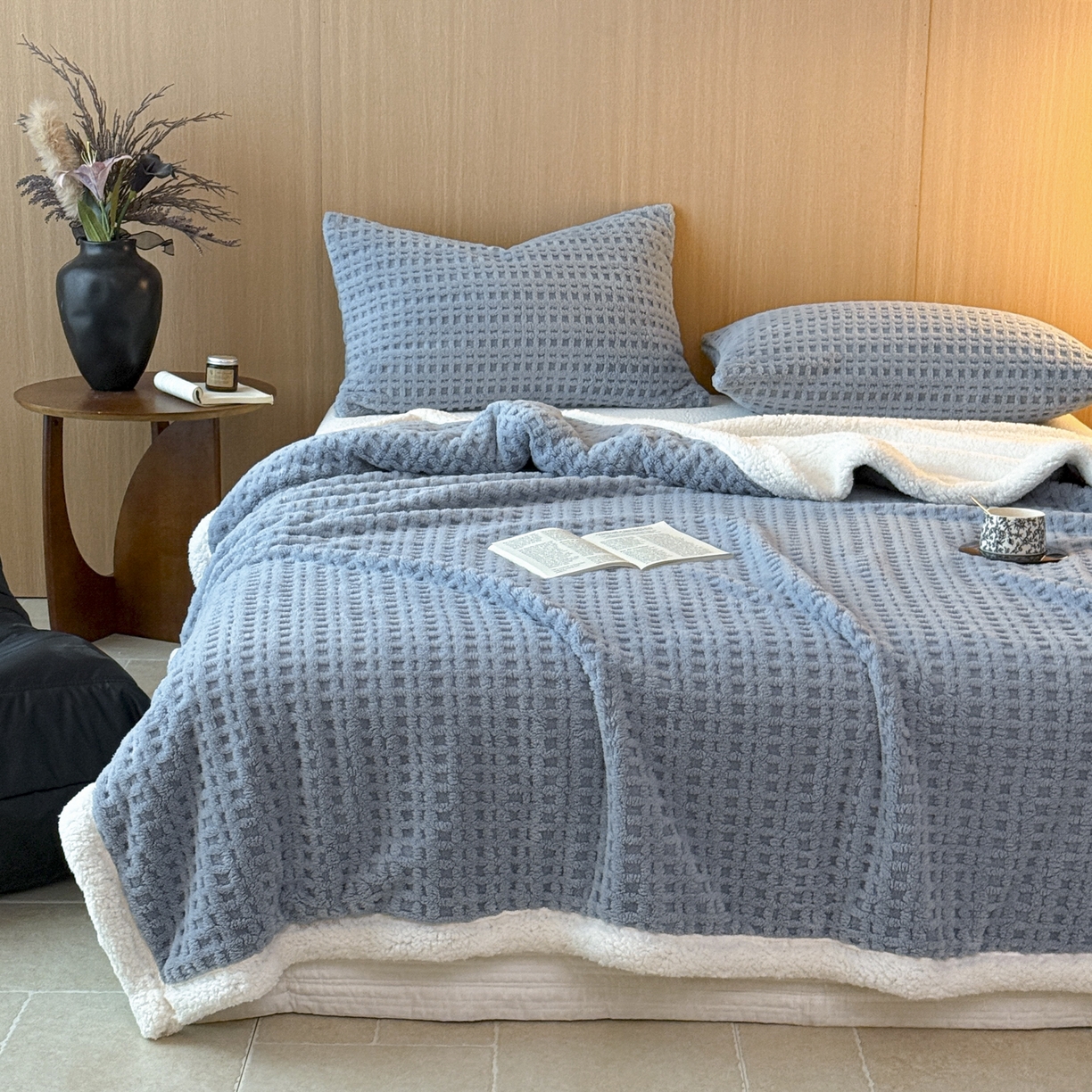 91家纺网 家纺一手货源 找家纺 欧邦 2025新款华夫格羊羔绒双层毯盖毯毯子-场景2 华夫格-雾蓝