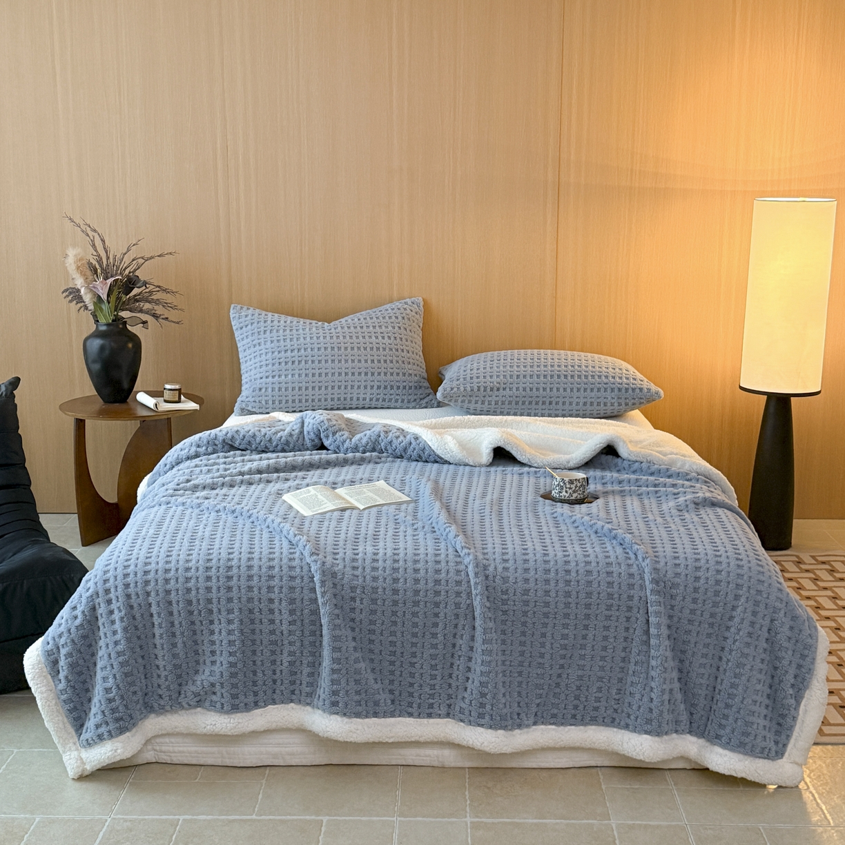 91家纺网 家纺一手货源 找家纺 欧邦 2025新款华夫格羊羔绒双层毯盖毯毯子-场景2 华夫格-雾蓝