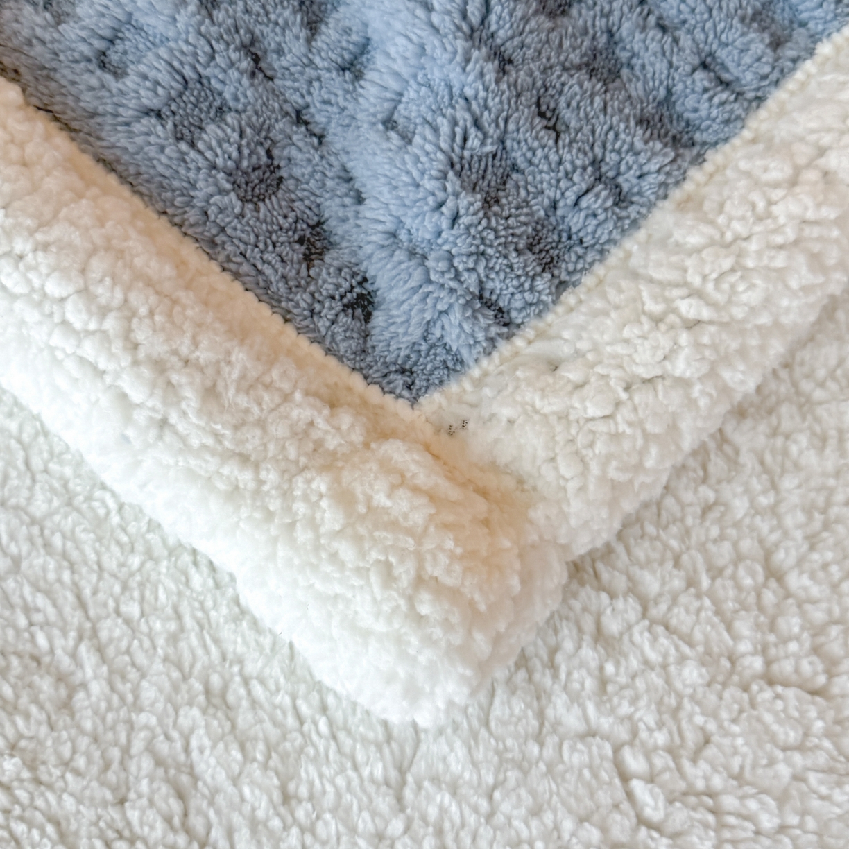 91家纺网 家纺一手货源 找家纺 欧邦 2025新款华夫格羊羔绒双层毯盖毯毯子-场景2 华夫格-雾蓝