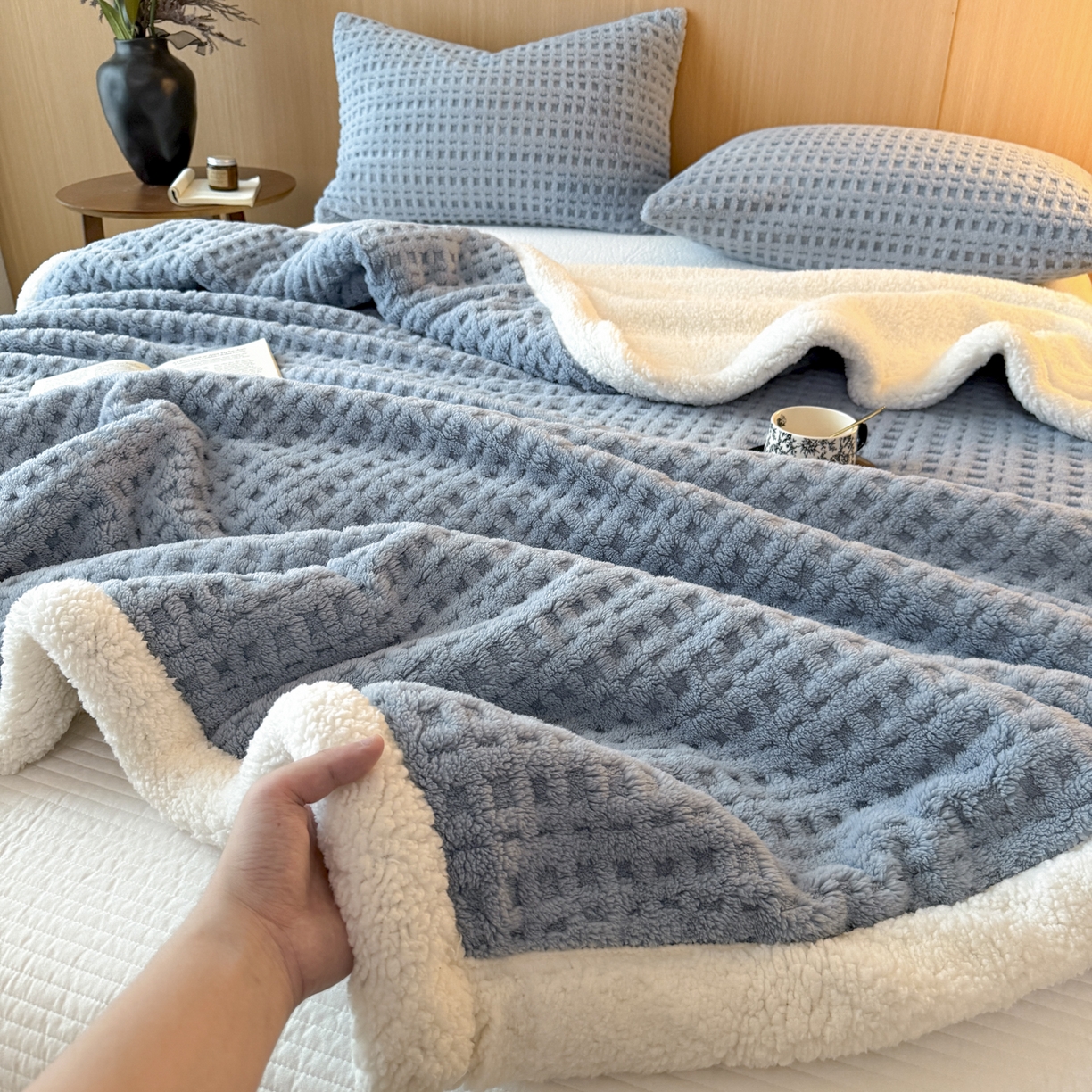 91家纺网 家纺一手货源 找家纺 欧邦 2025新款华夫格羊羔绒双层毯盖毯毯子-场景2 华夫格-雾蓝