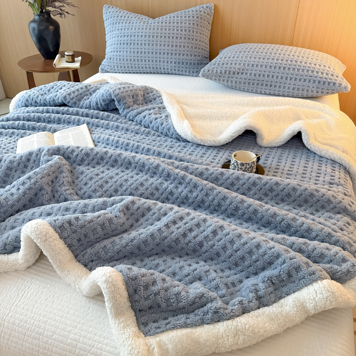 91家纺网 家纺一手货源 找家纺 欧邦 2025新款华夫格羊羔绒双层毯盖毯毯子-场景2 华夫格-雾蓝