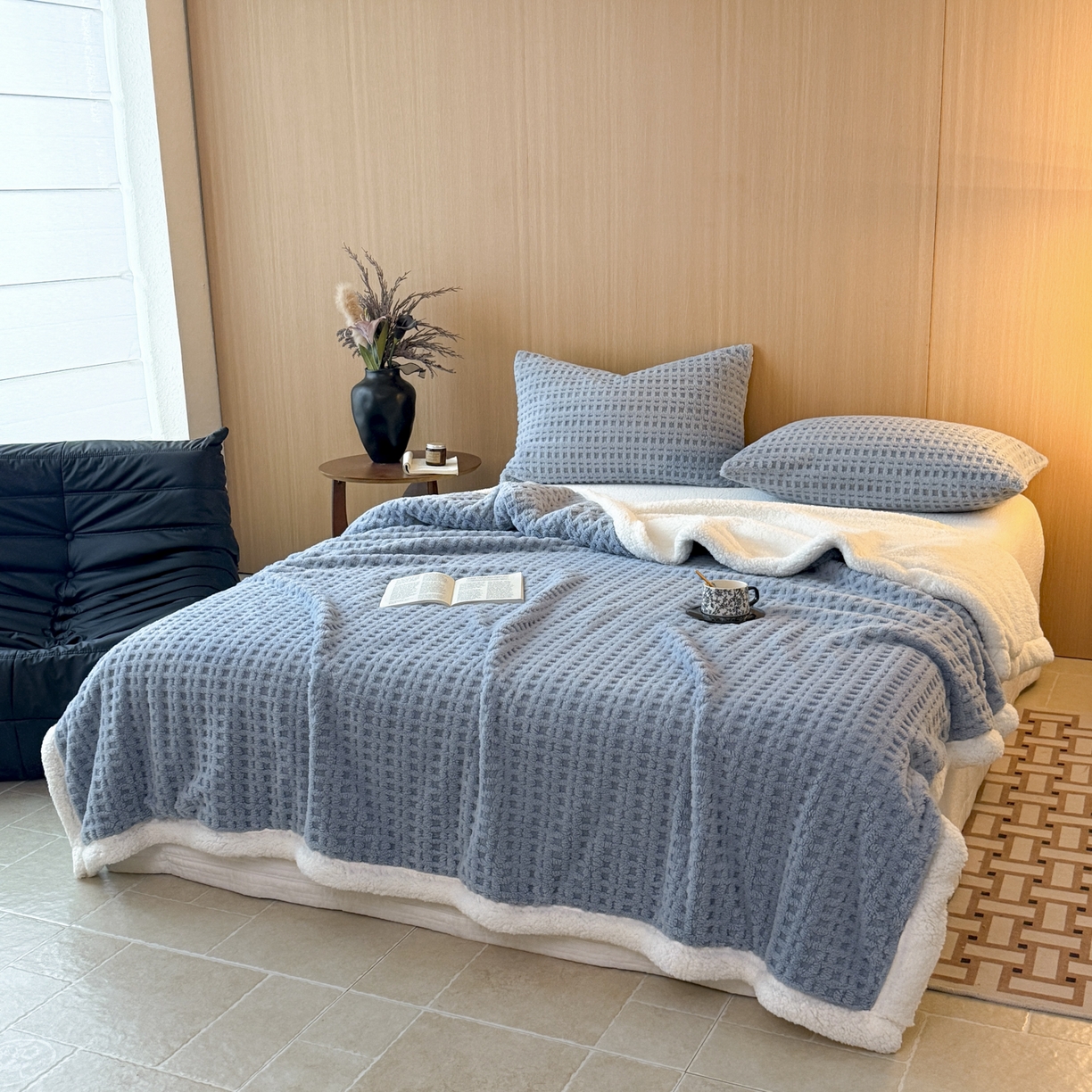 91家纺网 家纺一手货源 找家纺 欧邦 2025新款华夫格羊羔绒双层毯盖毯毯子-场景2 华夫格-雾蓝