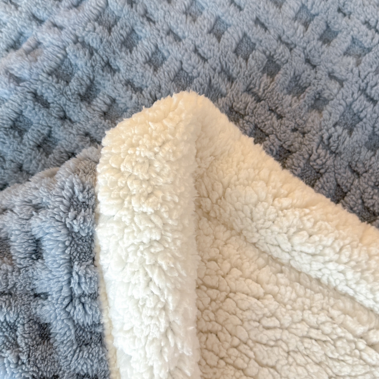 91家纺网 家纺一手货源 找家纺 欧邦 2025新款华夫格羊羔绒双层毯盖毯毯子-场景2 华夫格-雾蓝