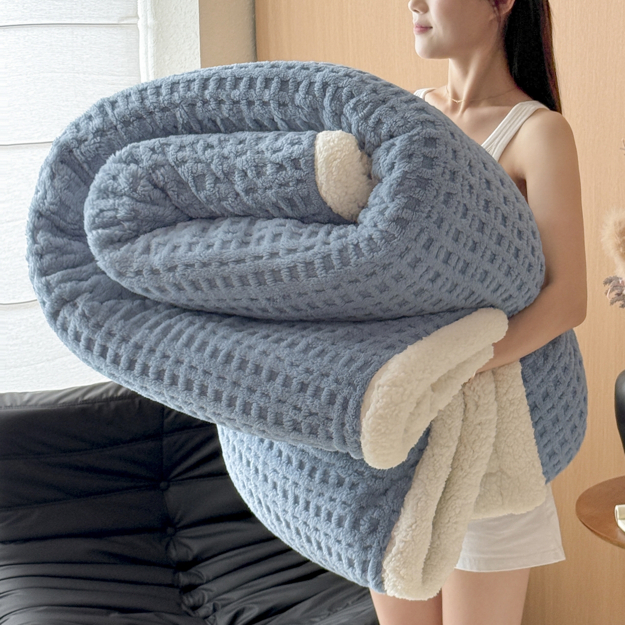 91家纺网 家纺一手货源 找家纺 欧邦 2025新款华夫格羊羔绒双层毯盖毯毯子-场景2 华夫格-雾蓝