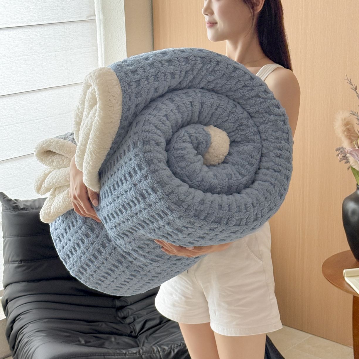 91家纺网 家纺一手货源 找家纺 欧邦 2025新款华夫格羊羔绒双层毯盖毯毯子-场景2 华夫格-雾蓝