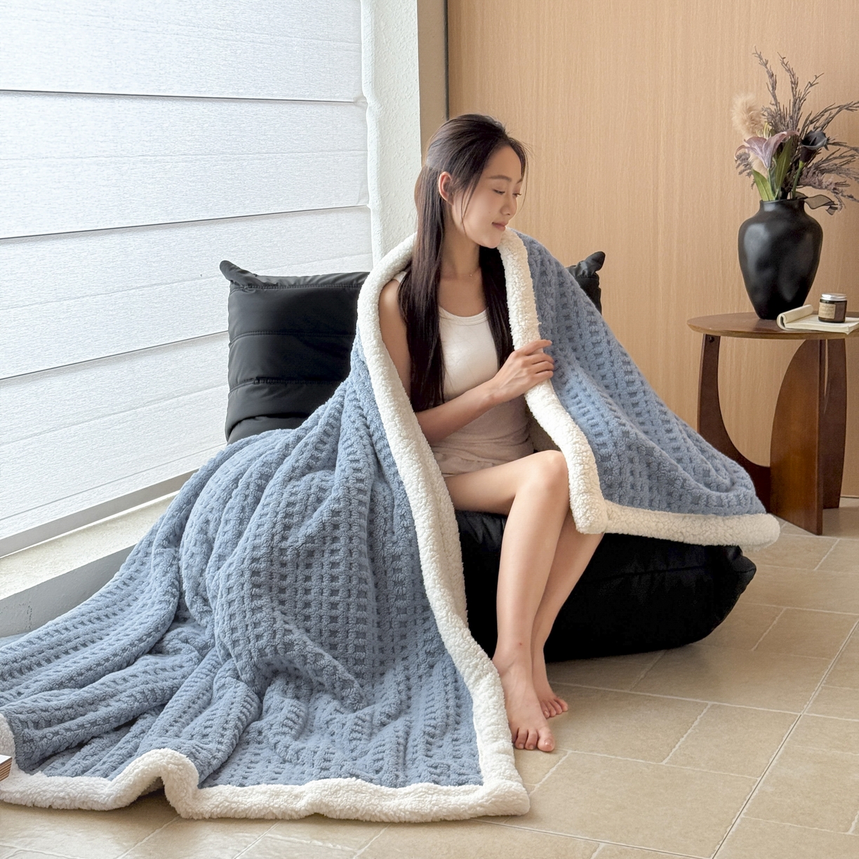 91家纺网 家纺一手货源 找家纺 欧邦 2025新款华夫格羊羔绒双层毯盖毯毯子-场景2 华夫格-雾蓝