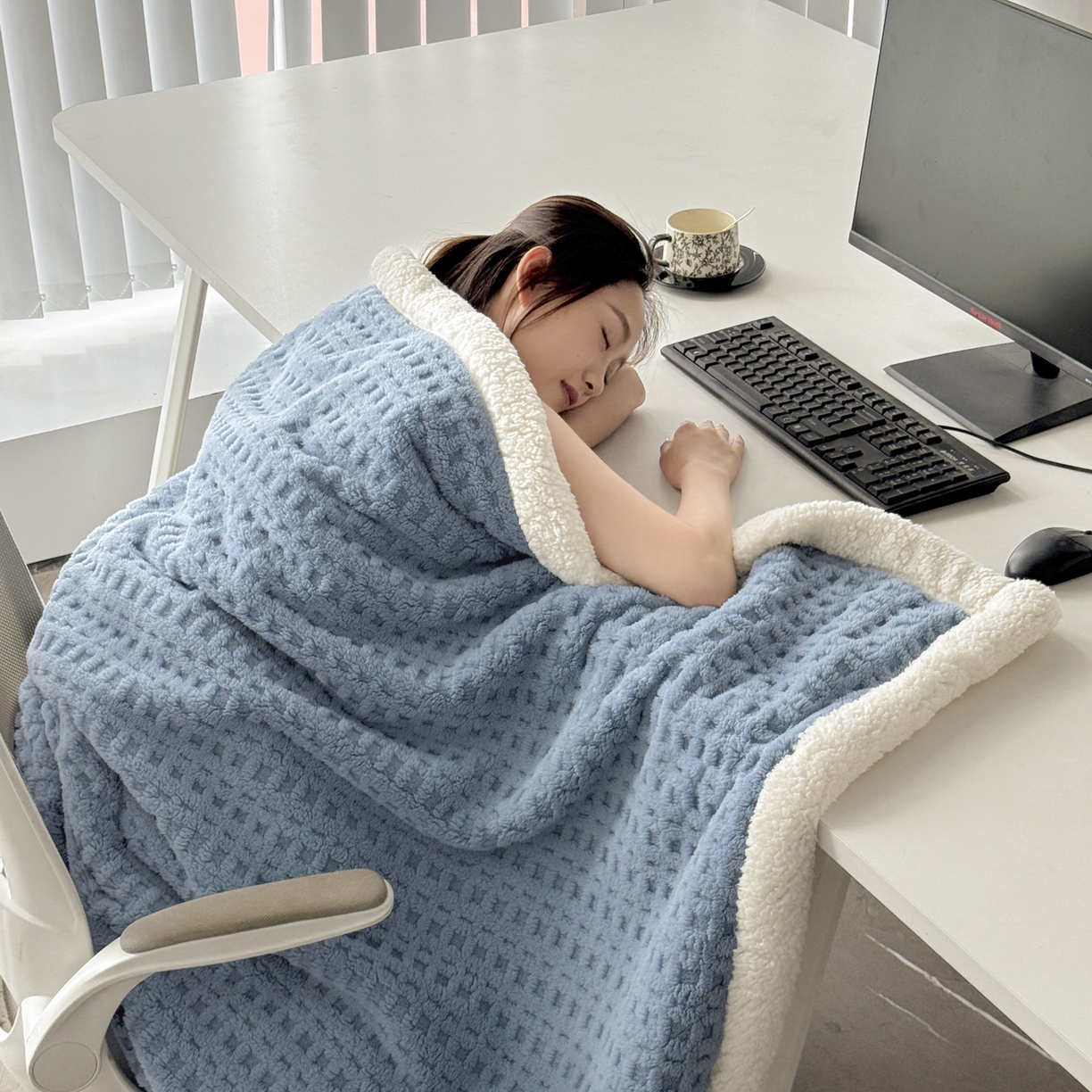 91家纺网 家纺一手货源 找家纺 欧邦 2025新款华夫格羊羔绒双层毯盖毯毯子-场景2 华夫格-雾蓝