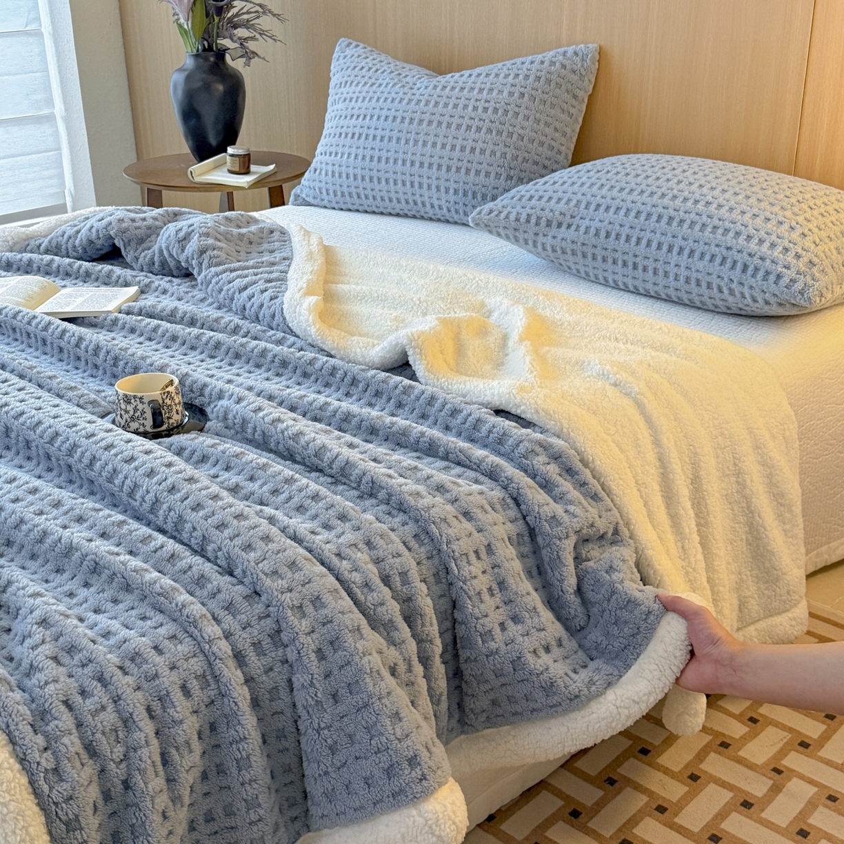 91家纺网 家纺一手货源 找家纺 欧邦 2025新款华夫格羊羔绒双层毯盖毯毯子-场景2 华夫格-雾蓝