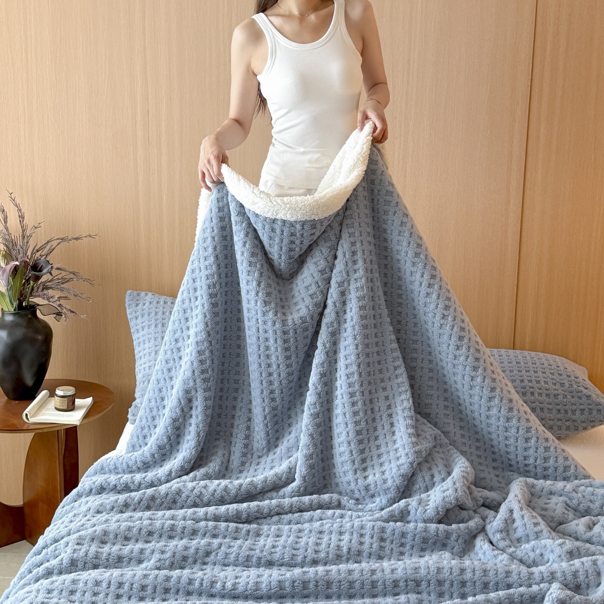 91家纺网 家纺一手货源 找家纺 欧邦 2025新款华夫格羊羔绒双层毯盖毯毯子-场景2 华夫格-雾蓝