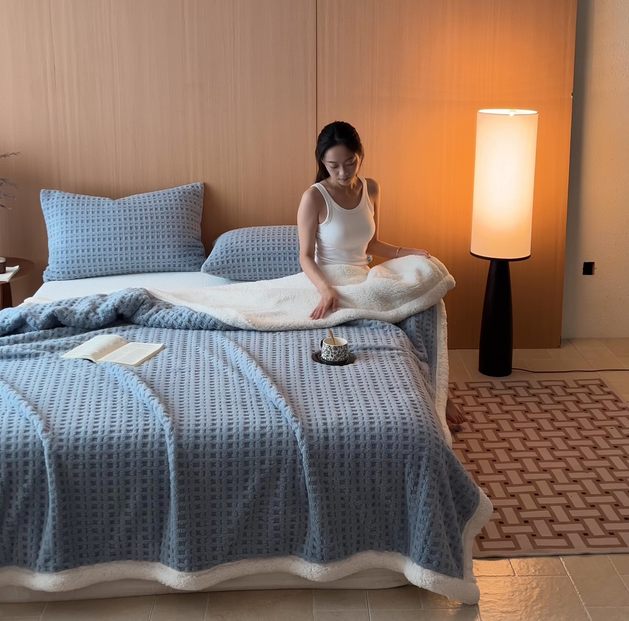 91家纺网 家纺一手货源 找家纺 欧邦 2025新款华夫格羊羔绒双层毯盖毯毯子-场景2 华夫格-雾蓝