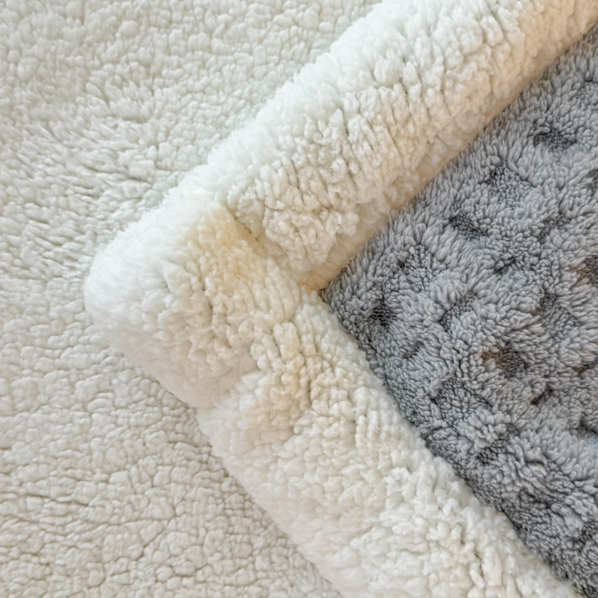 91家纺网 家纺一手货源 找家纺 欧邦 2025新款华夫格羊羔绒双层毯盖毯毯子-场景2 华夫格-烟灰