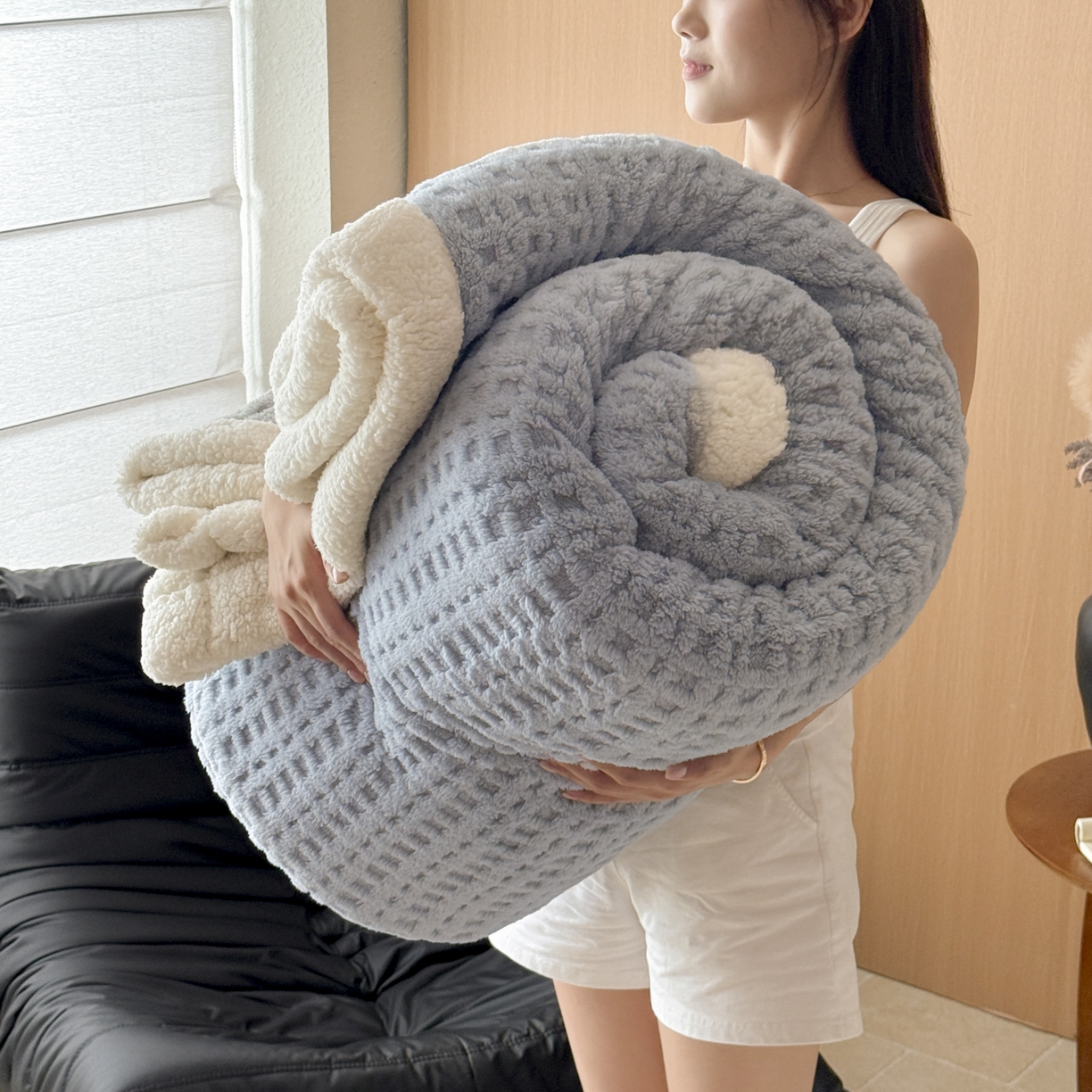 91家纺网 家纺一手货源 找家纺 欧邦 2025新款华夫格羊羔绒双层毯盖毯毯子-场景2 华夫格-烟灰