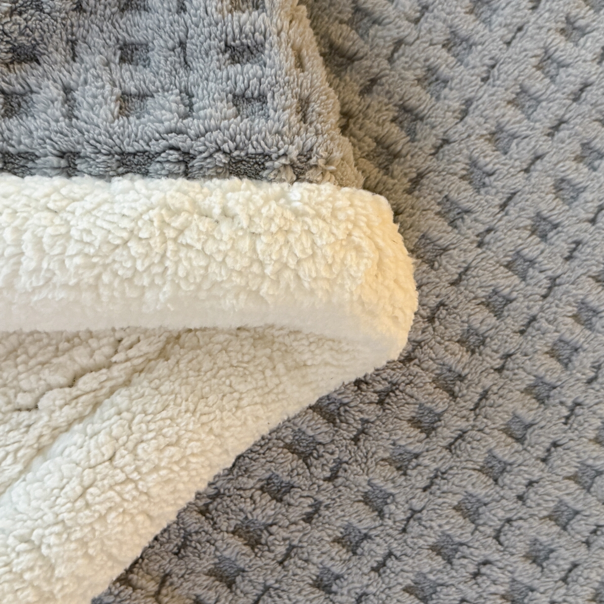 91家纺网 家纺一手货源 找家纺 欧邦 2025新款华夫格羊羔绒双层毯盖毯毯子-场景2 华夫格-烟灰