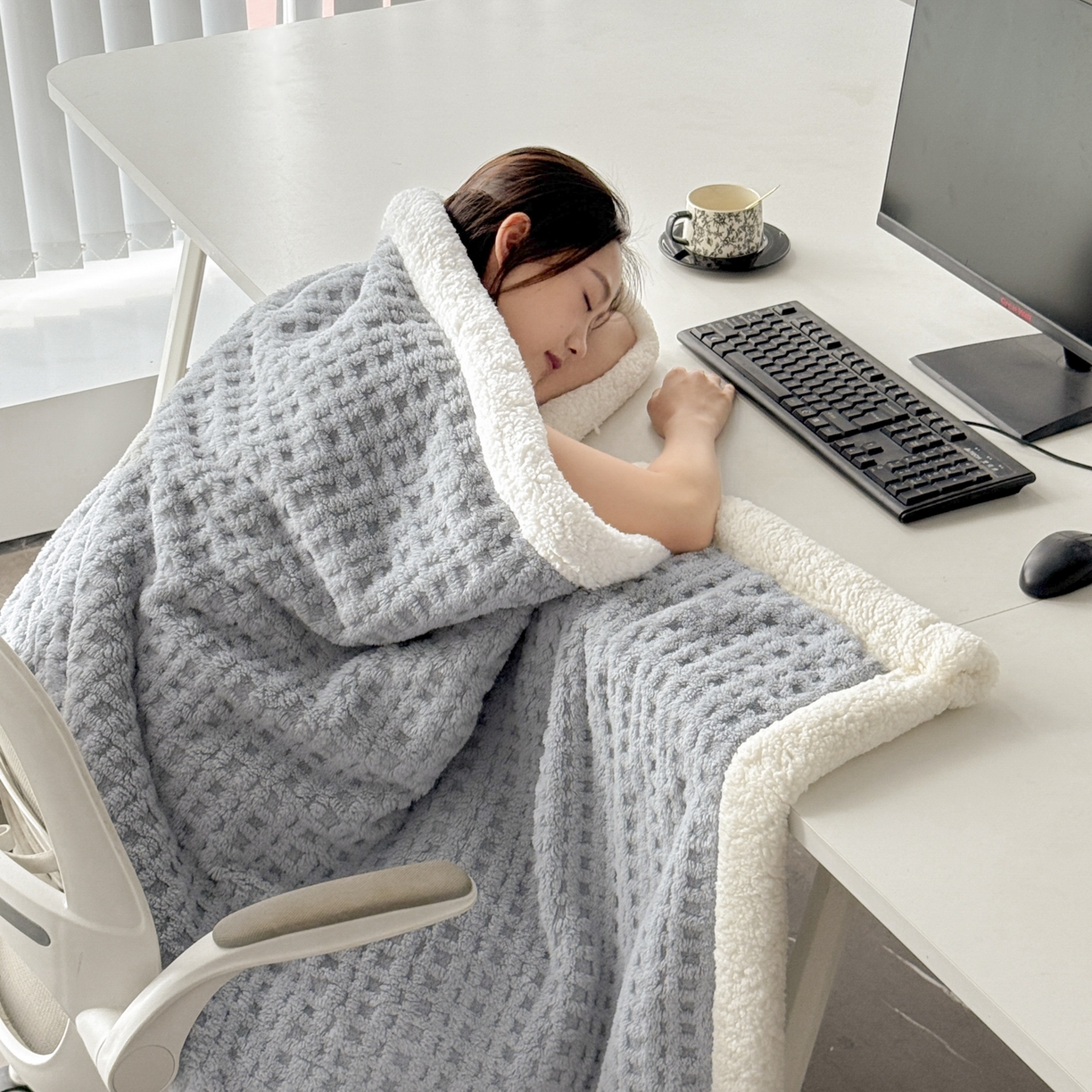 91家纺网 家纺一手货源 找家纺 欧邦 2025新款华夫格羊羔绒双层毯盖毯毯子-场景2 华夫格-烟灰