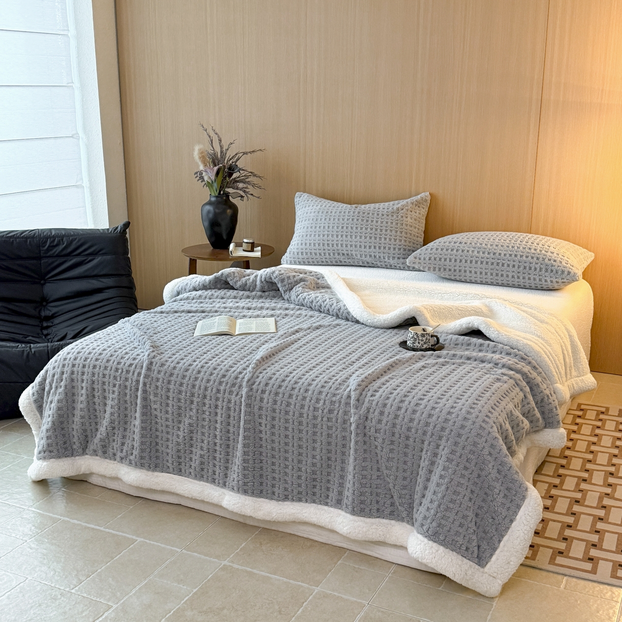 91家纺网 家纺一手货源 找家纺 欧邦 2025新款华夫格羊羔绒双层毯盖毯毯子-场景2 华夫格-烟灰