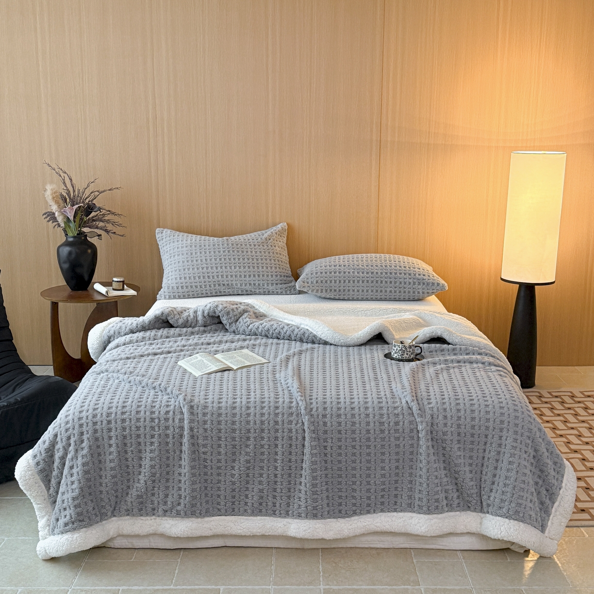 91家纺网 家纺一手货源 找家纺 欧邦 2025新款华夫格羊羔绒双层毯盖毯毯子-场景2 华夫格-烟灰