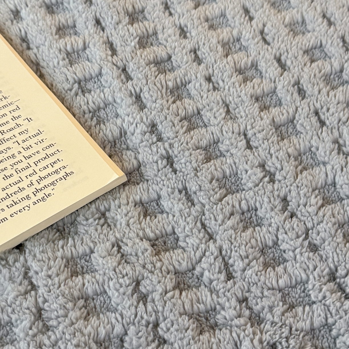 91家纺网 家纺一手货源 找家纺 欧邦 2025新款华夫格羊羔绒双层毯盖毯毯子-场景2 华夫格-烟灰