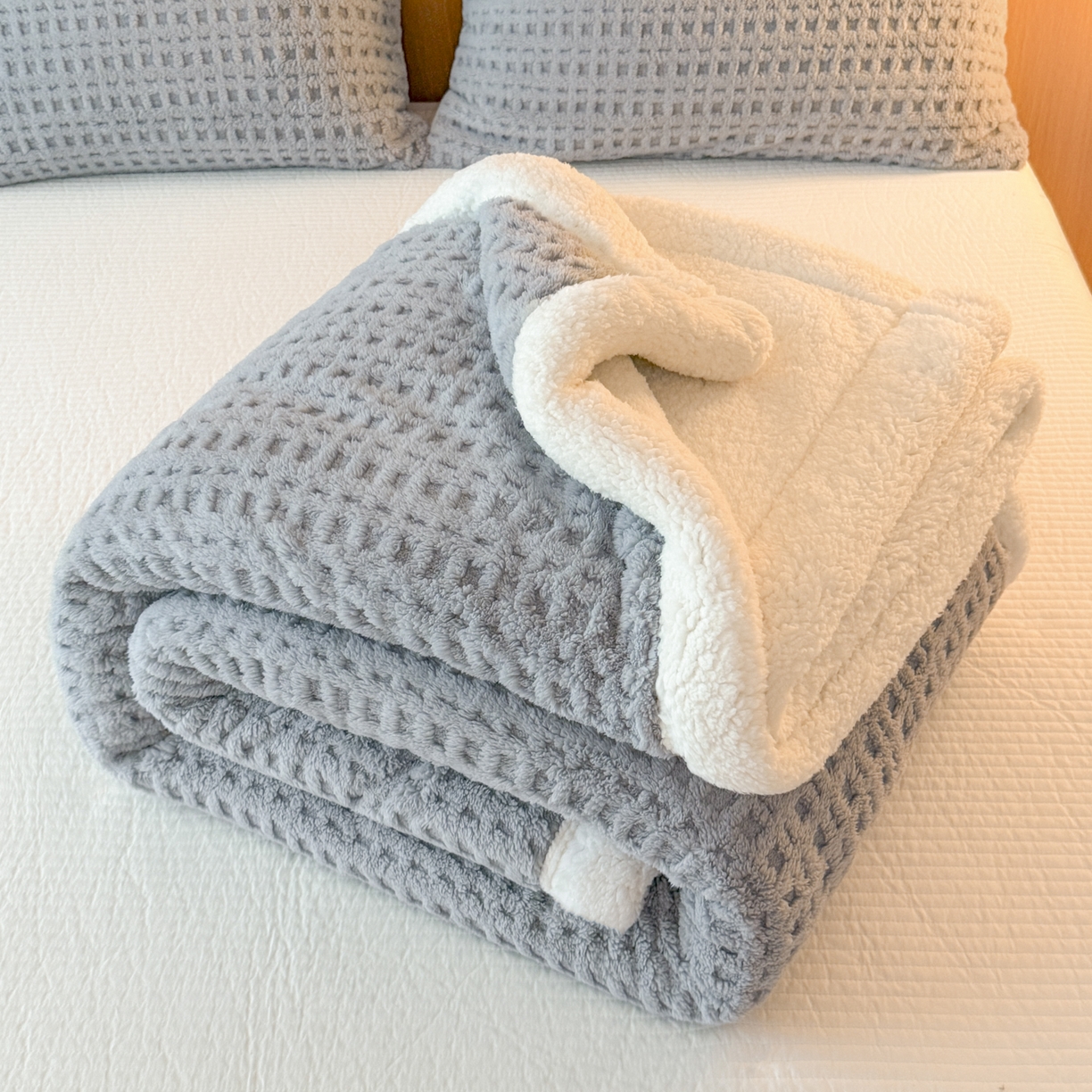 91家纺网 家纺一手货源 找家纺 欧邦 2025新款华夫格羊羔绒双层毯盖毯毯子-场景2 华夫格-烟灰