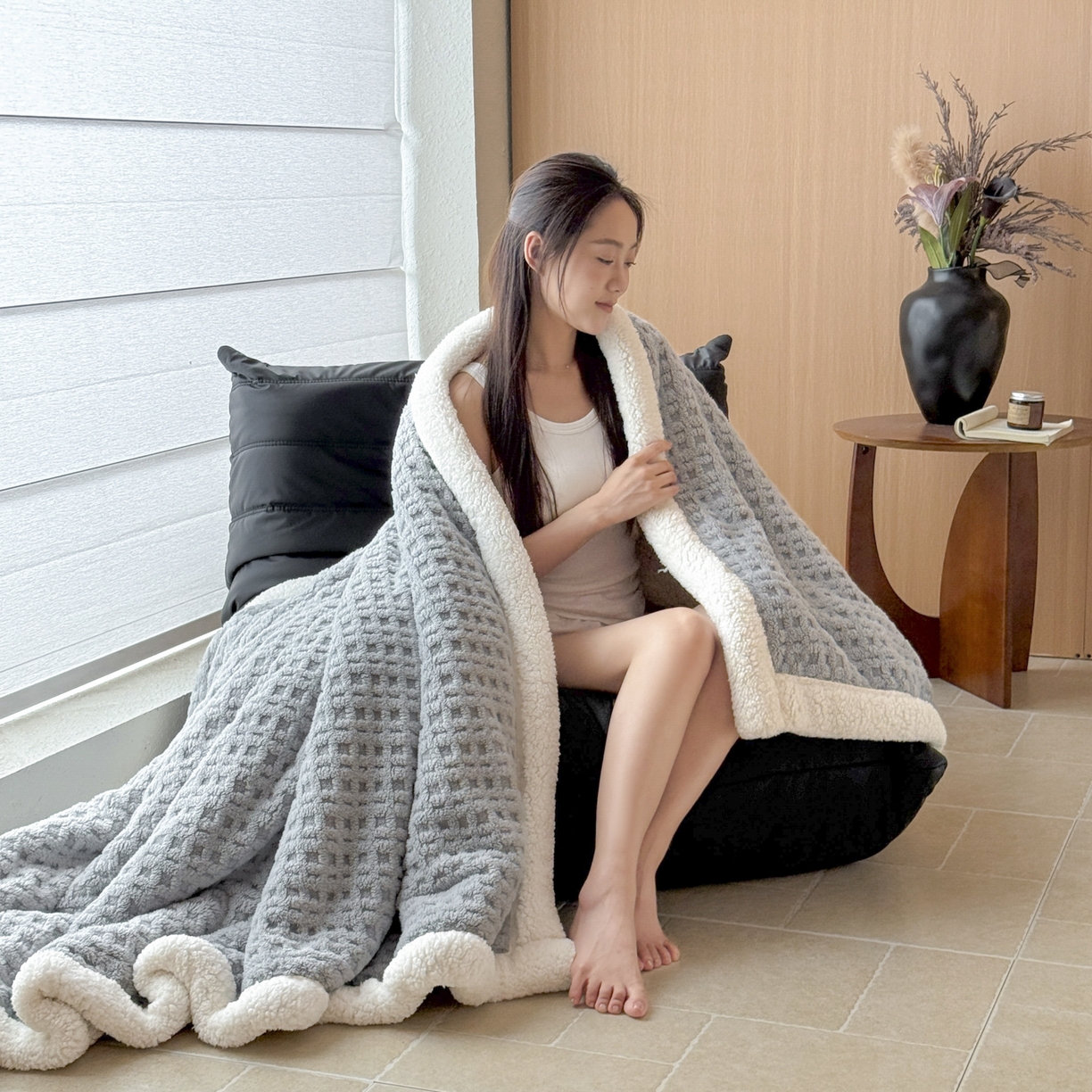 91家纺网 家纺一手货源 找家纺 欧邦 2025新款华夫格羊羔绒双层毯盖毯毯子-场景2 华夫格-烟灰
