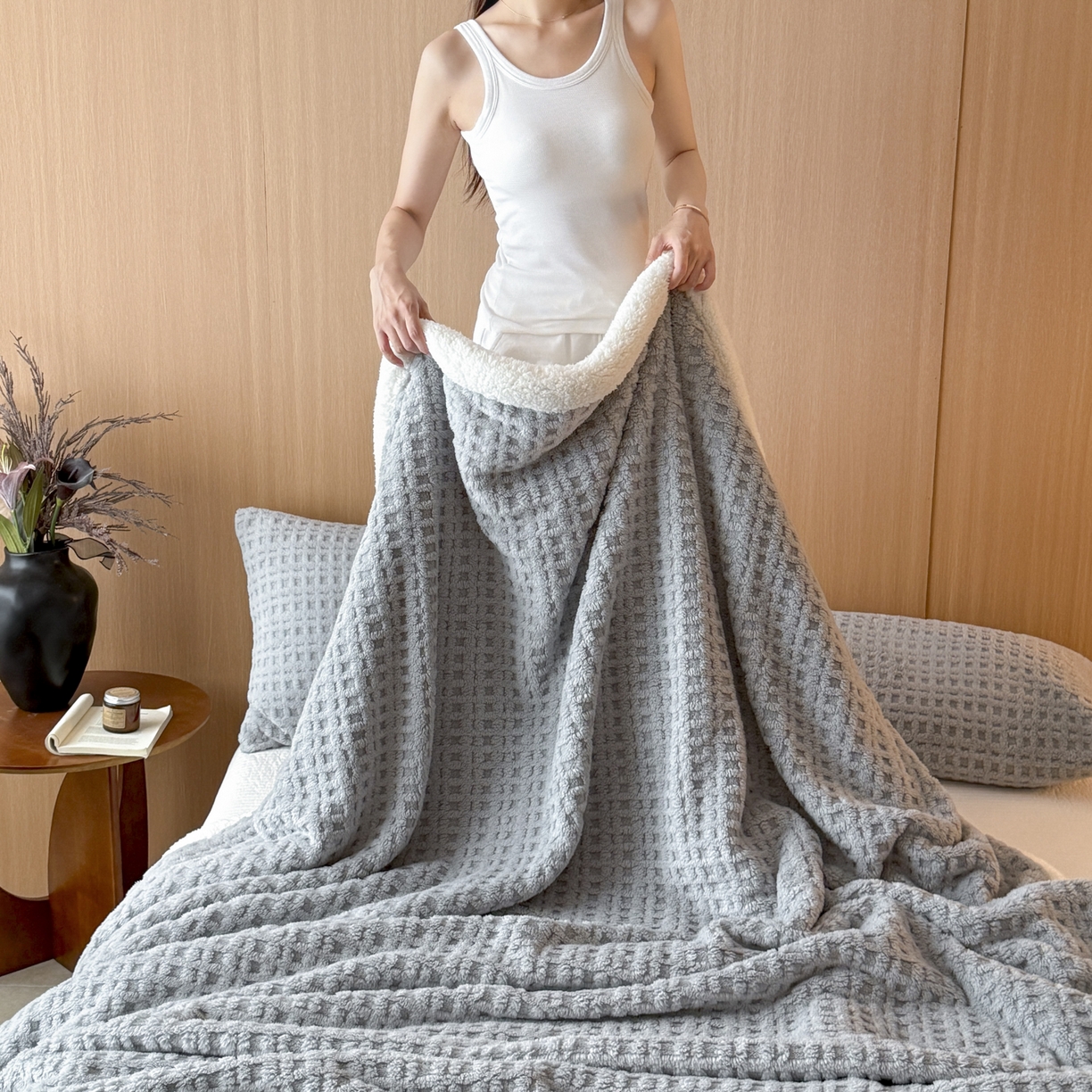 91家纺网 家纺一手货源 找家纺 欧邦 2025新款华夫格羊羔绒双层毯盖毯毯子-场景2 华夫格-烟灰