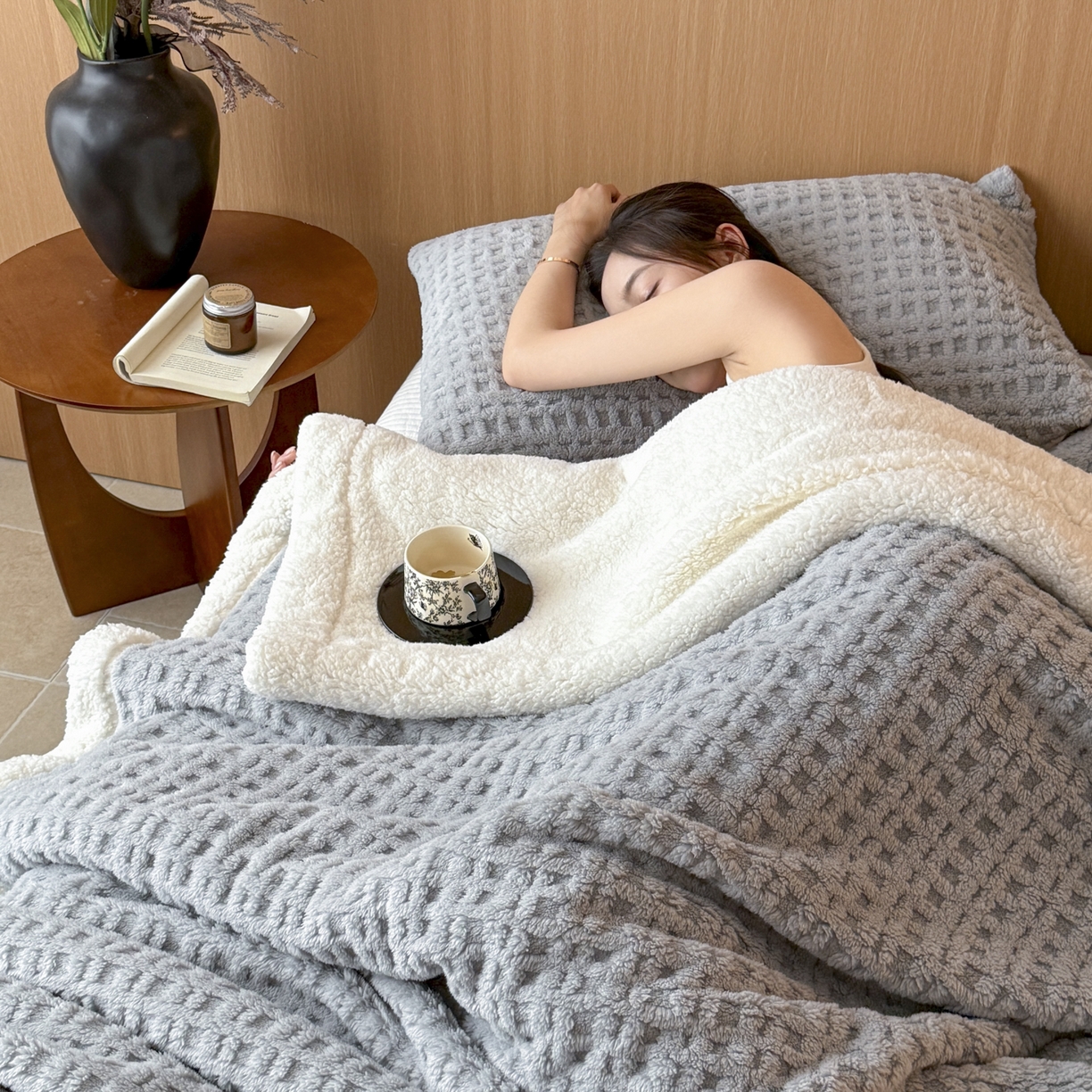 91家纺网 家纺一手货源 找家纺 欧邦 2025新款华夫格羊羔绒双层毯盖毯毯子-场景2 华夫格-烟灰
