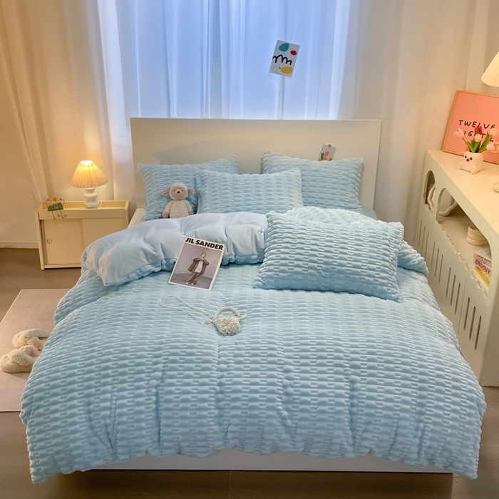 91家纺网 家纺一手货源 找家纺 爱彼家纺 2024新款兔兔绒四件套系列 免兔绒-碧空蔚蓝